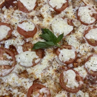 TOMATO MOZZ PIZZA *